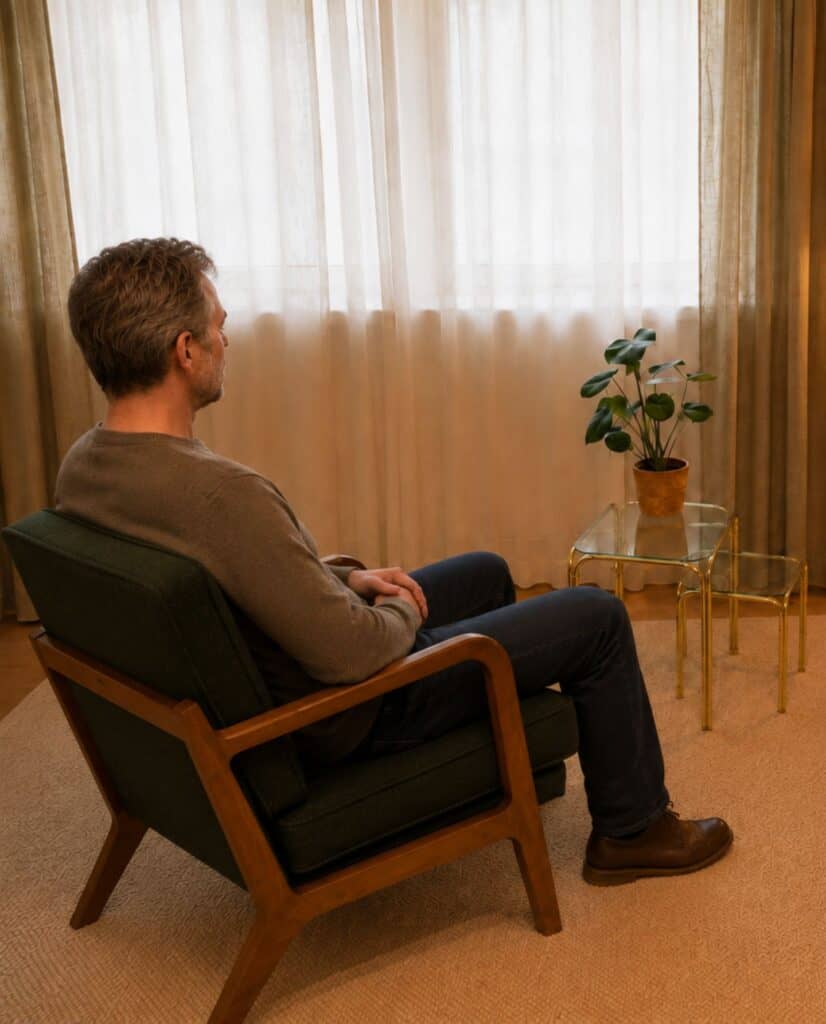 Hypnosetherapie - Klient waehrend einer Hypnose Sitzung in einer Praxis Berlin Prenzlauer Berg